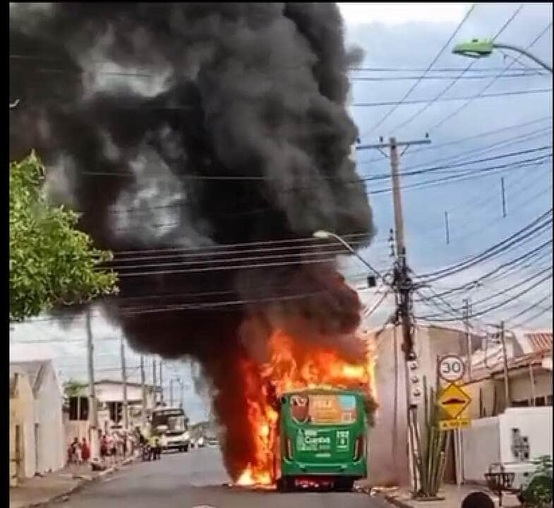 Incêndio em ônibus em Cuiabá assusta população e causa danos à rede elétrica