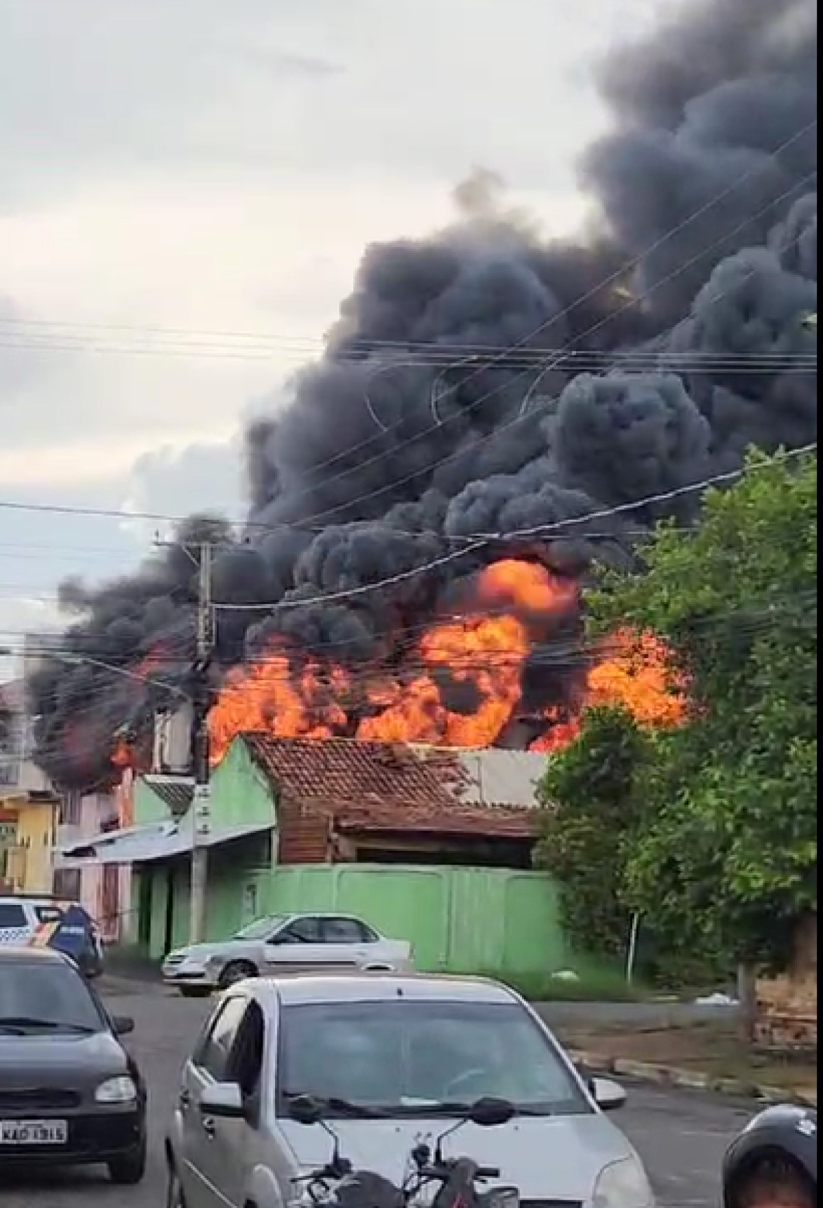 Incêndio de grandes proporções mobiliza bombeiros em Cuiabá