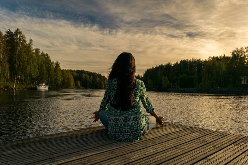 Uma garota meditando - Fotos do Canva