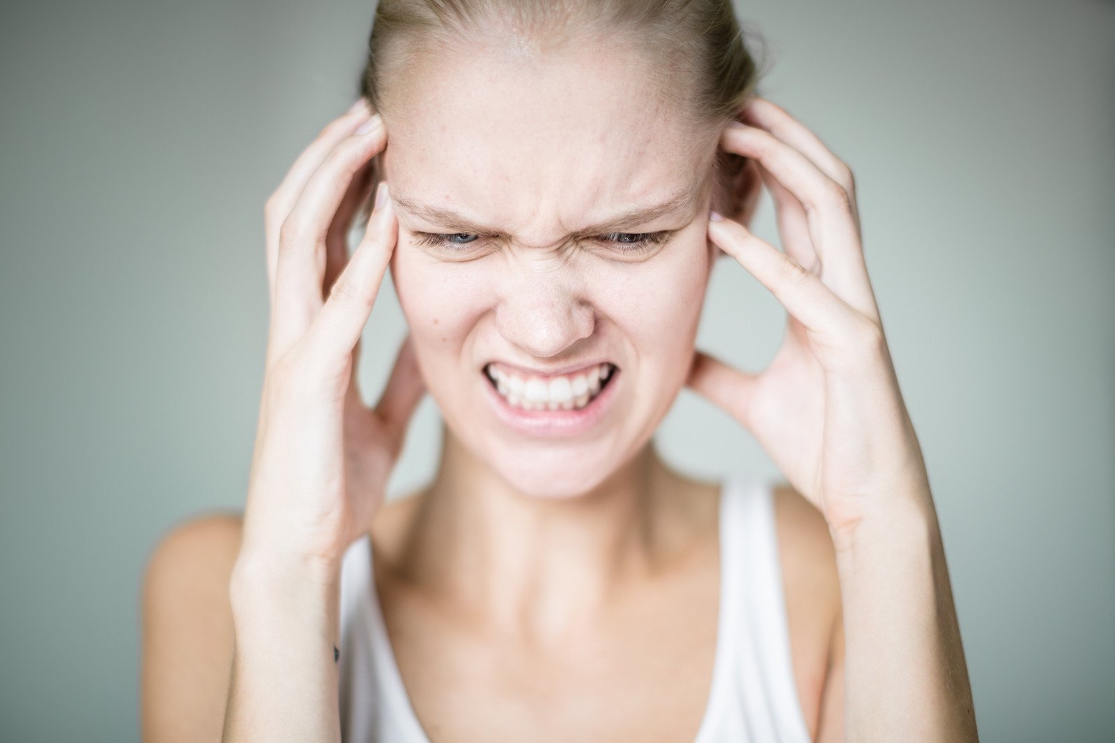 Uma pessoa estressada e irritada pelo barulho alto. Distúrbio mental. - Fotos do Canva