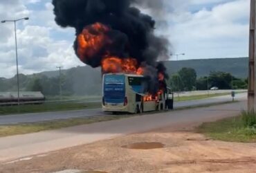 Incêndio em ônibus na BR-364 mobiliza equipes de resgate em Nobres