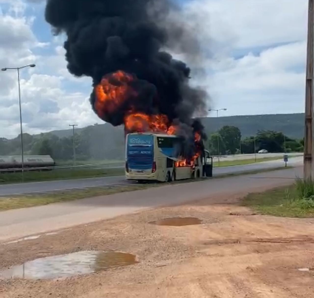 Incêndio em ônibus na BR-364 mobiliza equipes de resgate em Nobres