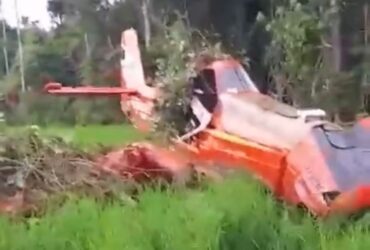 Queda de avião agrícola deixa piloto ferido; bombeiros mobilizados.