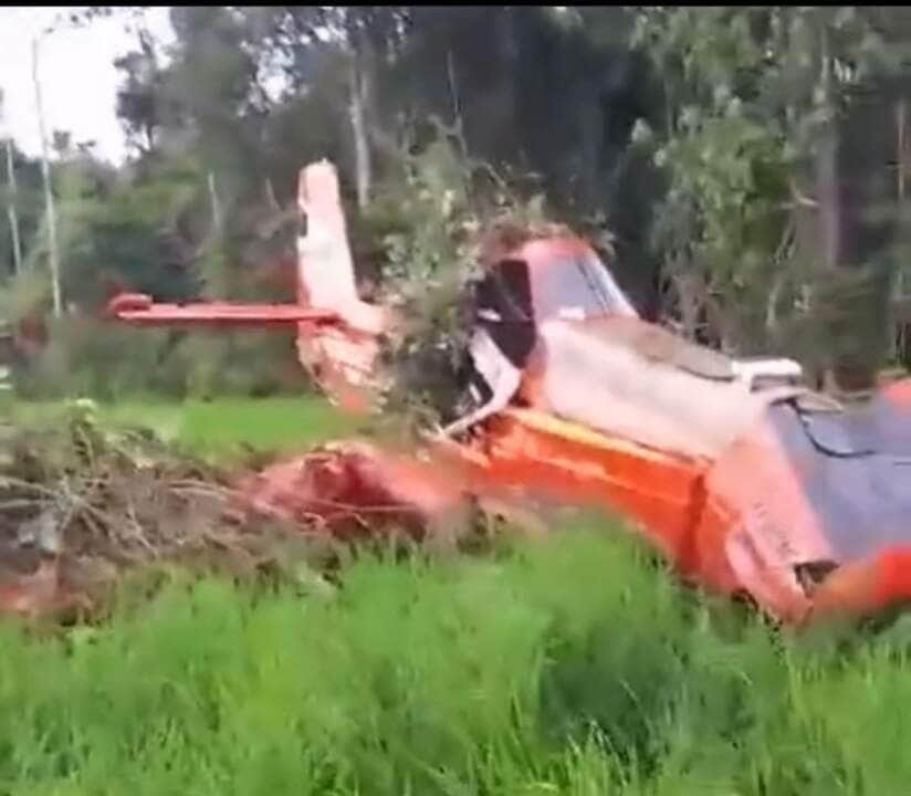 Queda de avião agrícola deixa piloto ferido; bombeiros mobilizados.