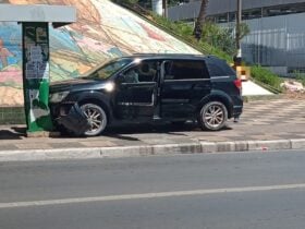 Motorista passa mal ao volante, bate em motos e ponto de ônibus em Cuiabá