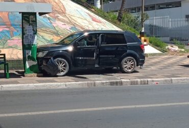 Motorista passa mal ao volante, bate em motos e ponto de ônibus em Cuiabá