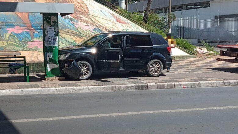 Motorista passa mal ao volante, bate em motos e ponto de ônibus em Cuiabá