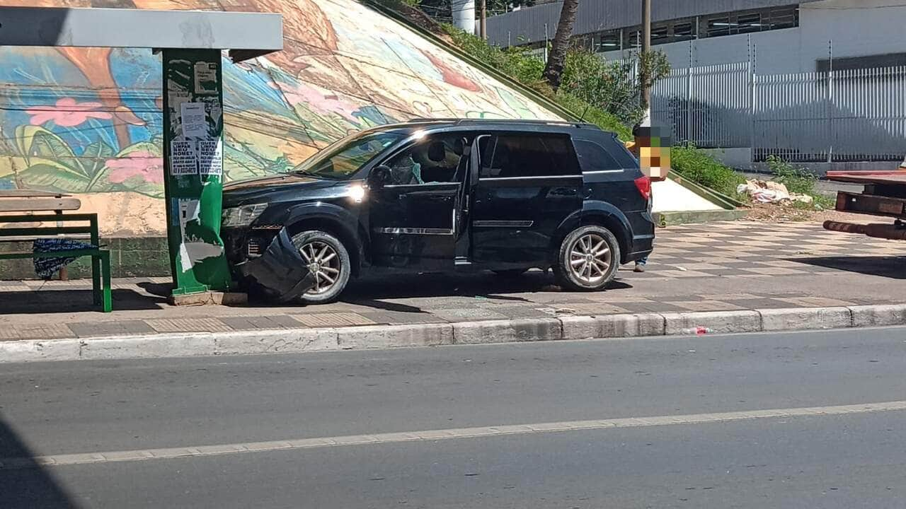 Motorista passa mal ao volante, bate em motos e ponto de ônibus em Cuiabá