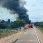 Tombamento e incêndio de carreta na BR-364 interditam rodovia na Serra do São Vicente