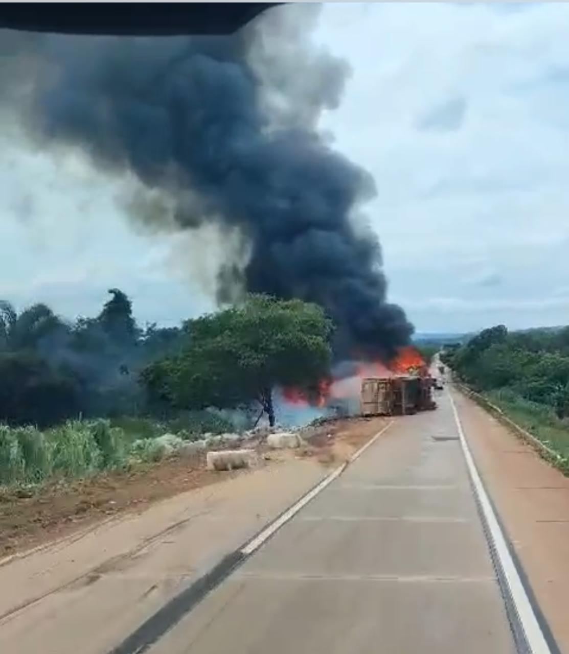 Tombamento e incêndio de carreta na BR-364 interditam rodovia na Serra do São Vicente