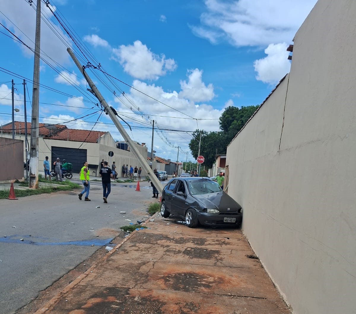 Acidente fatal em Várzea Grande: Motorista morre após colisão entre carros.