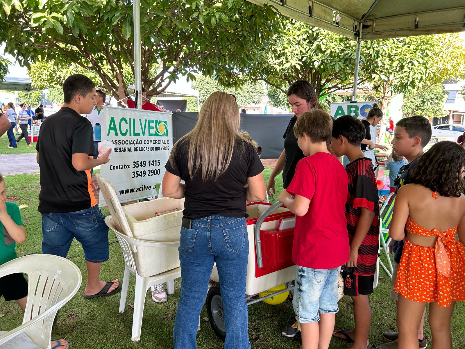 Rotary Day em Lucas do Rio Verde: ACILVE participa da festa e oferece picolés para a criançada