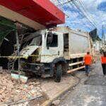 Caminhão de lixo descontrolado destrói fachada de loja de guaraná em Cuiabá