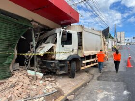 Caminhão de lixo descontrolado destrói fachada de loja de guaraná em Cuiabá