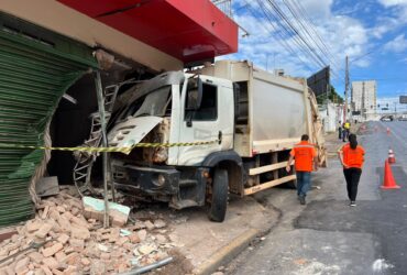 Caminhão de lixo descontrolado destrói fachada de loja de guaraná em Cuiabá