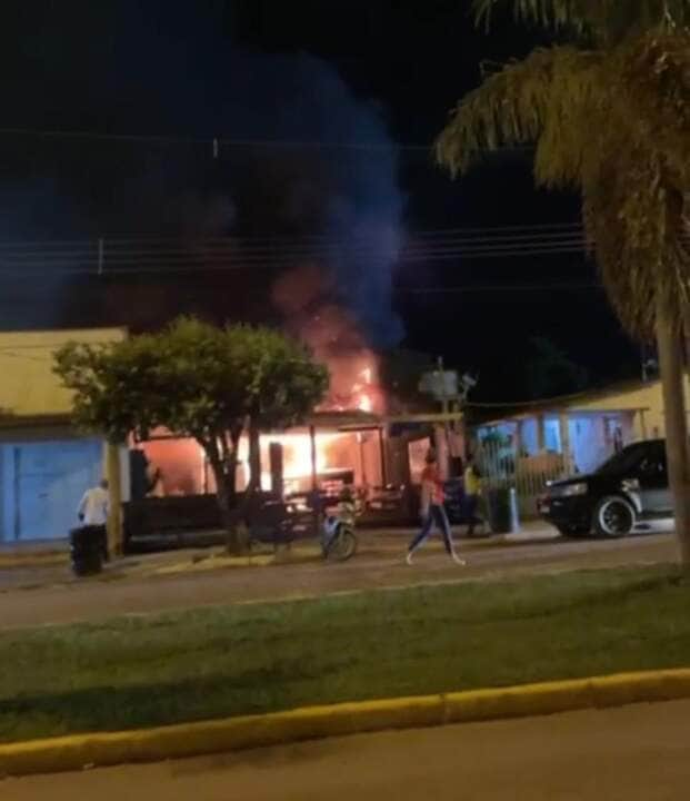 Incêndio destrói hamburgueria em Chapada dos Guimarães