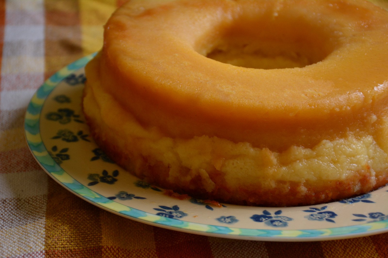 bolo cremoso de fubá, doce tradicional do Brasil, feito com leite, fubá, açúcar, queijo, fermento e manteiga - Fotos do Canva