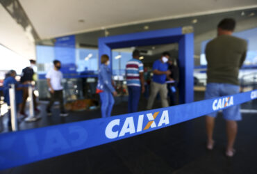 Fila para entrada em agência da Caixa, em Brasília. Por: Marcelo Camargo/Agência Brasil