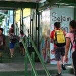 Crianças do ensino fundamental chegam para as aulas presenciais na Escola Estadual Terezine Arantes Ferraz Bibliotecaria, no Parque Casa de Pedra, zona norte da capital. Por: Rovena Rosa/Agência Brasil