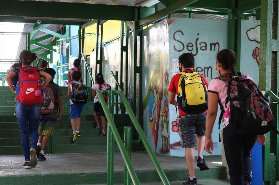 Crianças do ensino fundamental chegam para as aulas presenciais na Escola Estadual Terezine Arantes Ferraz Bibliotecaria, no Parque Casa de Pedra, zona norte da capital. Por: Rovena Rosa/Agência Brasil