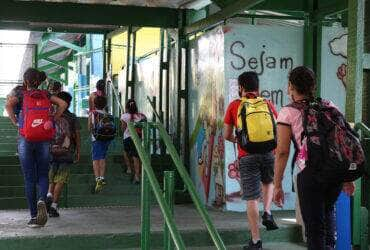 Crianças do ensino fundamental chegam para as aulas presenciais na Escola Estadual Terezine Arantes Ferraz Bibliotecaria, no Parque Casa de Pedra, zona norte da capital. Por: Rovena Rosa/Agência Brasil