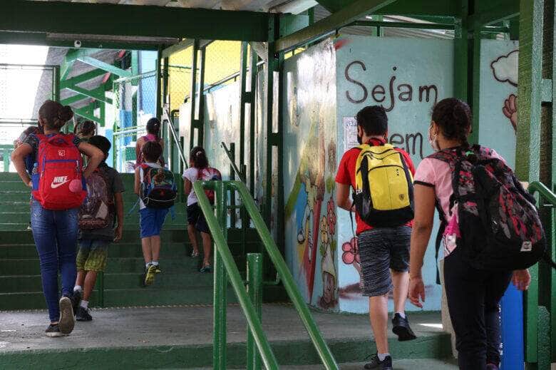 Crianças do ensino fundamental chegam para as aulas presenciais na Escola Estadual Terezine Arantes Ferraz Bibliotecaria, no Parque Casa de Pedra, zona norte da capital. Por: Rovena Rosa/Agência Brasil