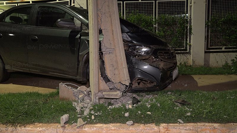 Motorista perde controle de carro e colide em muro e poste em Nova Mutum