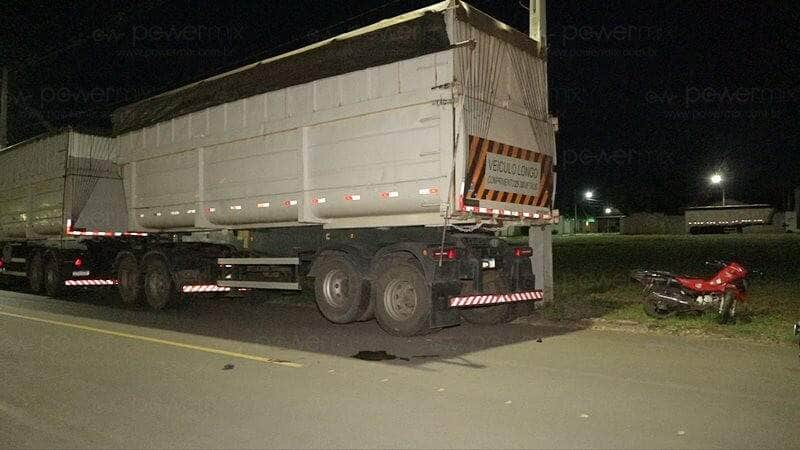 Motociclista de 19 anos fica ferido após colidir com carreta estacionada em Nova Mutum