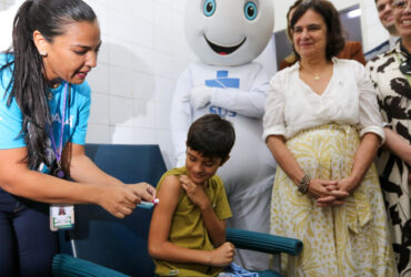 Brasília, DF 09/02/2024 A ministra da Saúde, Nísia Trindade, acompanha o início da vacinação contra dengue no Distrito Federal, na UBS1 do Cruzeiro. Foto: Fabio Rodrigues-Pozzebom/ Agência Brasil