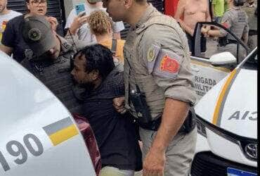 Brasília (DF) 17/02/2024 - vítima negra que sofreu a tentativa de homicídio sendo presa enquanto o agressor branco ri tranquilamente falando com a policial. . Foto: nietzsche4speed/X