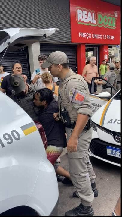 Brasília (DF) 17/02/2024 - vítima negra que sofreu a tentativa de homicídio sendo presa enquanto o agressor branco ri tranquilamente falando com a policial. . Foto: nietzsche4speed/X