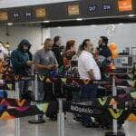 Rio de Janeiro (RJ), 02/10/2023 - Movimento de passageiros no Aeroporto Internacional Tom Jobim, no Galeão, após migração de voos operados no Aeroporto Santos Dumont. Foto: Fernando Frazão/Agência Brasil