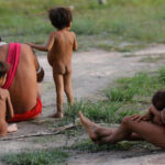 Surucucu (RR), 09/02/2023 - Mulheres e crianças yanomami em Surucucu, na Terra Indígena Yanomami. Foto: Fernando Frazão/Agência Brasil