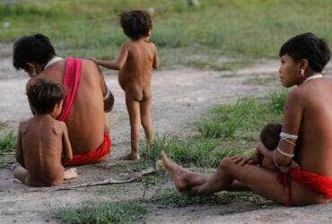 Surucucu (RR), 09/02/2023 - Mulheres e crianças yanomami em Surucucu, na Terra Indígena Yanomami. Foto: Fernando Frazão/Agência Brasil