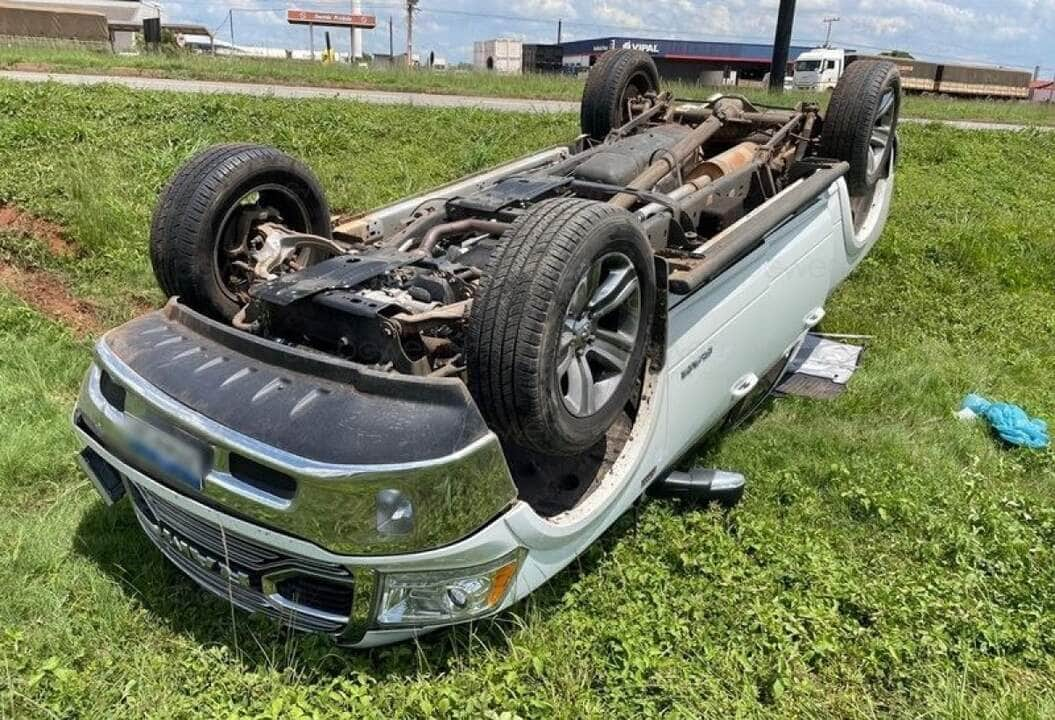 Caminhonete capota na BR-163 após ser jogada para fora da pista por carreta