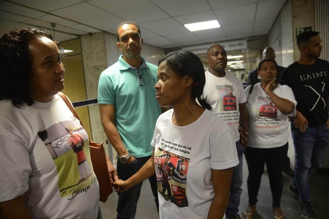 Parentes dos jogadores vítimas de incêndio no centro de treinamento Ninho do Urubu deixam o Tribunal de Justiça (TJ) do Rio de Janeiro após audiência de mediação com o Clube de Regatas do Flamengo. Por: Fernando Frazão/Agência Brasil