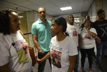 Parentes dos jogadores vítimas de incêndio no centro de treinamento Ninho do Urubu deixam o Tribunal de Justiça (TJ) do Rio de Janeiro após audiência de mediação com o Clube de Regatas do Flamengo. Por: Fernando Frazão/Agência Brasil