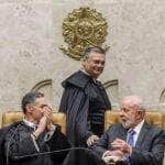 Brasília (DF), 22/02/2024, O Supremo Tribunal Federal (STF) realiza sessão solene de posse do novo ministro da Corte, Flávio Dino. Na foto o presidente do STF, Luiz Roberto Barroso, o Presidente Lula e o ministro Flávio Dino. Foto: Valter Campanato/Agência Brasil