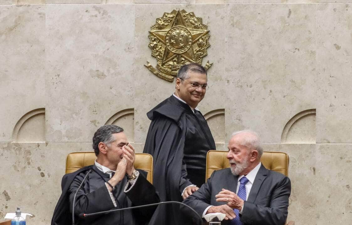 Brasília (DF), 22/02/2024, O Supremo Tribunal Federal (STF) realiza sessão solene de posse do novo ministro da Corte, Flávio Dino. Na foto o presidente do STF, Luiz Roberto Barroso, o Presidente Lula e o ministro Flávio Dino. Foto: Valter Campanato/Agência Brasil