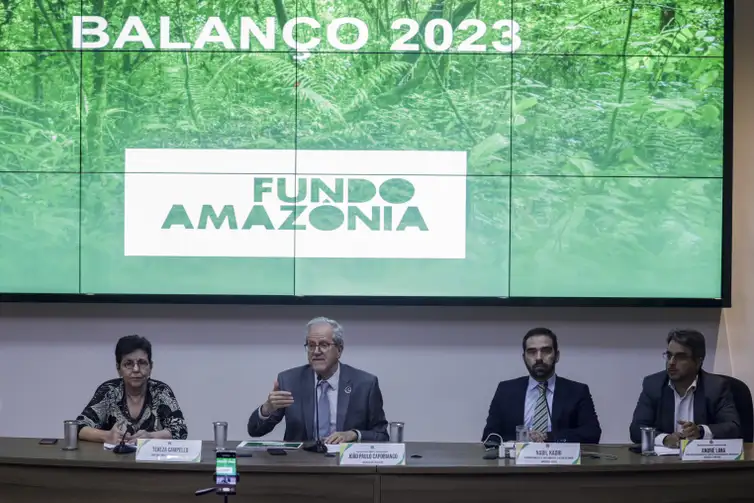 Brasília (DF) 01/02/2022 – A diretora Socioambiental do BNDES, Tereza Campello (e), Sec. Executivo MMA, João Paulo Capobianco (d), Superintendente de meio ambiente BNDS, Nabil Kadir (3d) e o secretario extraordinario do MMA, André Lima, durante apresentação do balanço do Fundo Amazônia em 2023. Foto: Joédson Alves/Agência Brasil