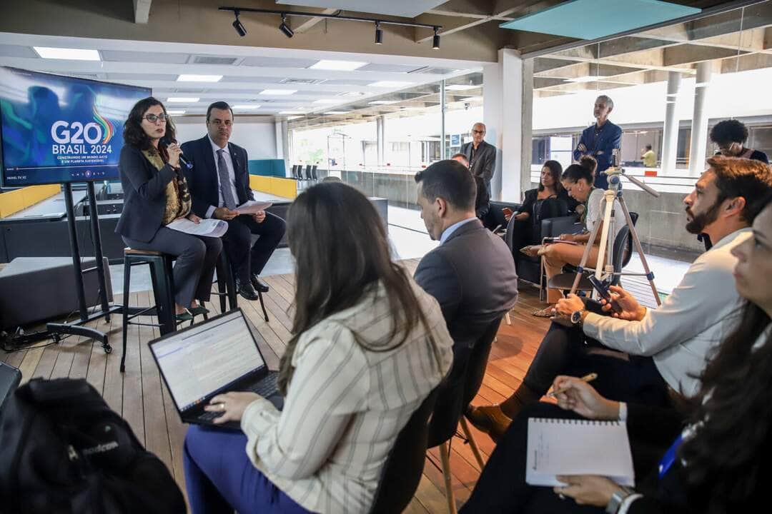 Brasília (DF), 19/02/2024, A secretária-executiva do Ministério do Desenvolvimento Agrário e Agricultura Familiar (MDA), Fernanda Machiaveli Morão, e o coordenador do Grupo de Trabalho (GT) e secretário de Comércio e Relações Internacionais do Ministério da Agricultura e Pecuária (Mapa), Roberto Perosa, durante entrevista coletiva sobre resultados da primeira reunião do GT de Agricultura do G20. Foto: Antonio Cruz/Agência Brasil