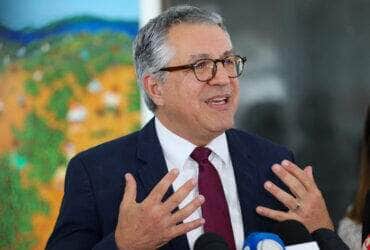 Brasília, DF 20/02/2024 O ministro de Relações Institucionais Alexandre Padilha, acompanhado do senador Randolfe Rodrigues, fala com a imprensa após reunião no Planalto. Foto: Fabio Rodrigues-Pozzebom/ Agência Brasil