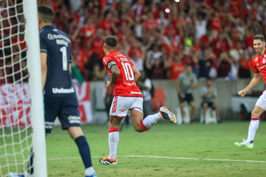 Grêmio perde para o Inter em um jogo com pênalti polêmico nos acréscimos