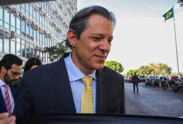 Brasília (DF) 17/10/2023 – O ministro da Fazenda,Fernando Haddad deixando o ministério após reuniões internas. Foto: Antonio Cruz/Agência Brasil