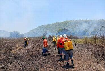 Incêndio na Serra do Amolar. Um incêndio florestal identificado neste final de semana, na região da Serra do Amolar, ganhou proporções e atingiu morrarias da serra. A primeira identificação foi feita no sábado (27/01), começo da tarde. Nesta segunda-feirar (29/01), o fogo ganhou proporções ainda maiores. Em três dias, mais de 1 mil hectares já tinham sido atingidos pelo fogo, que continua consumindo o território. . Foto: Instituto Homem Pantaneiro/Divulgação