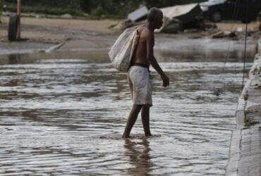 Belford Roxo (RJ) 16/01/2024 – Estragos e prejuízos aos moradores causados pelas chuvas em Belford Roxo, na Baixada Fluminense, que teve diversos pontos de alagamentos com a enchente do rio Botas. Foto: Fernando Frazão/Agência Brasil