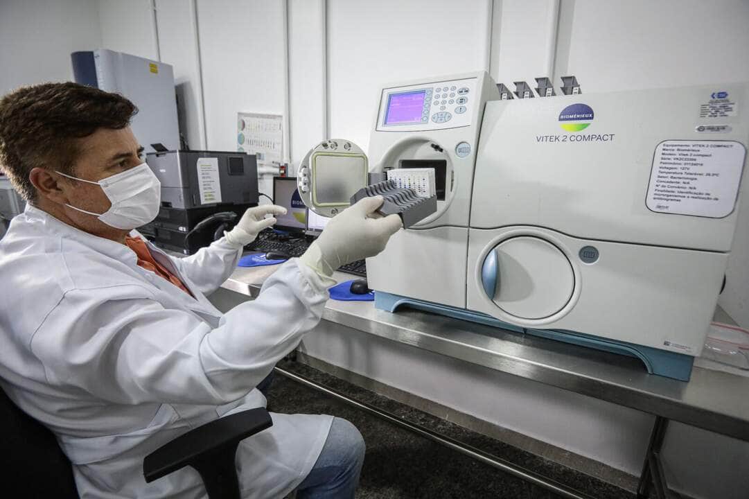 Aumento no investimento ampliou capacidade de testagem e implantação de novos serviços de análise no Laboratório Central              Crédito - Michel Alvim/ Secom-MT