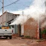 Fumacê - Carro pulveriza inseticida. Produto é eficaz contra o mosquito que transmite dengue, zika, chikungunya e febre amarela. Foto: Pedro Ventura/Agencia Brasilia