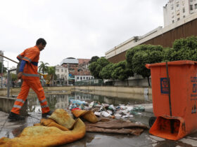 Garis recolhem lixo no sítio arqueológico do Cais do Valongo, na região portuária, alagado depois das chuvas. Por: Tânia Rêgo/Agência Brasil
