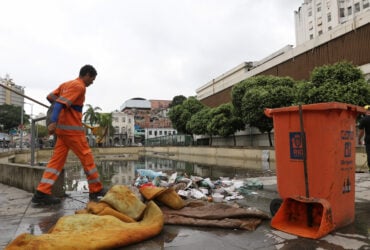 Garis recolhem lixo no sítio arqueológico do Cais do Valongo, na região portuária, alagado depois das chuvas. Por: Tânia Rêgo/Agência Brasil